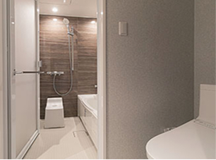 画像：Separate bathroom and toilet